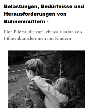 Das Bild zeigt das Titelbild der Studie "Belastungen, Bedürfnisse und Herausforderungen von Bühnenmüttern". Darauf ist der Titel sowie ein schwarz-weiß Foto abgebildet, das eine Frau von hinten zeigt, die ihr Kleinkind auf dem Rücken trägt.